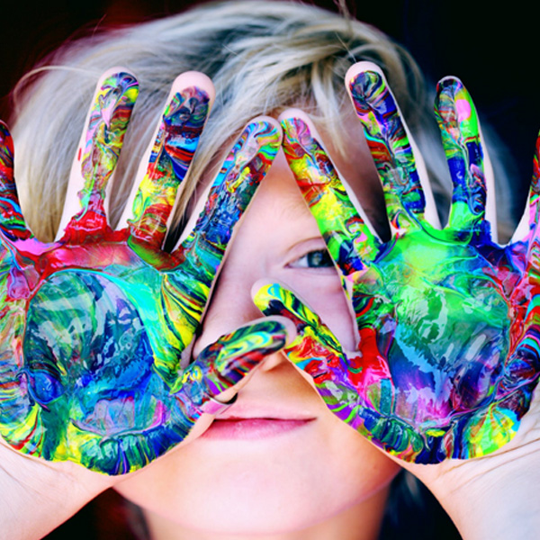 enfant avec les mains colorés de peinture